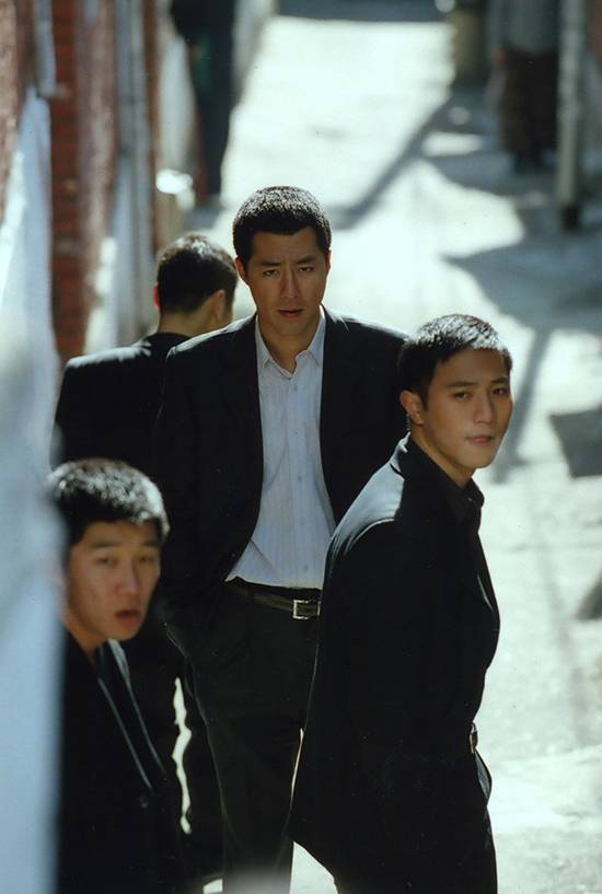 유하 감독은 인간을 선악의 이분법으로 분류하지 않는다. 병두(조인성)가 종수(진구)에게 배신당해 칼에 찔리는 장면에서 병두의 얼굴은 가엾게 그려지지만, 병두 역시 상철(윤제문)을 배신했다는 점에선 종수와 다를 바 없다. 병두를 제거하고 의기양양한 표정을 지었던 종수 역시 미래엔 그보다 후배에게 칼을 맞고 병두를 떠올릴지 모른다. <사진 제공=CJ ENM>