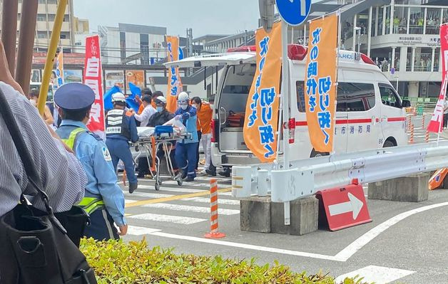 (나라 AFP=뉴스1) 이유진 기자 = 아베 신조(安倍晋三) 전 일본 총리가 8일 일본 서부 나라시에서 선거 유세 도중 총격을 맞고 쓰러져 현장이 아수라장이 됐다. (C) AFP=뉴스1   (C) AFP=뉴스1