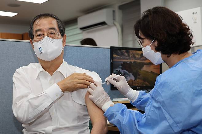 한덕수 국무총리가 8일 오후 서울 종로구보건소에서 신종 코로나바이러스 감염증(코로나19) 4차 예방접종을 하고 있다. [연합]