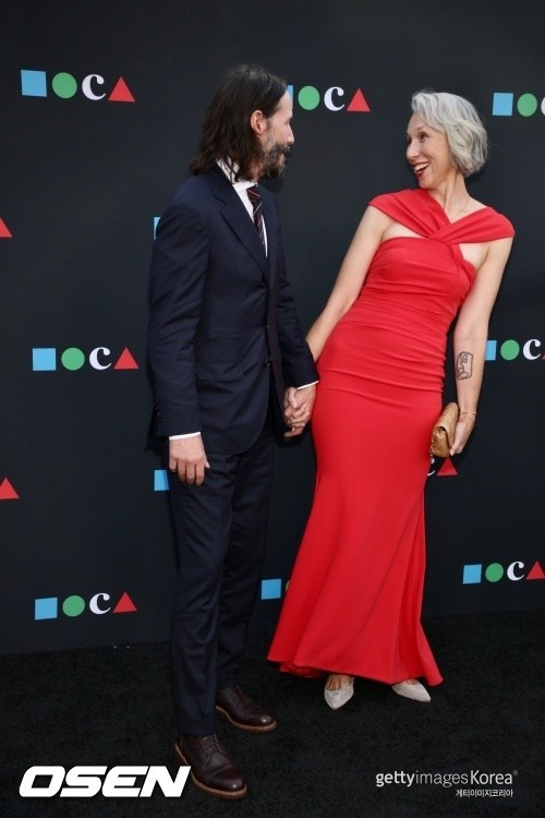 Actor Keanu Reeves, 57, is often spotted with longtime GFriend artist and writer Sigourney Weaver Grant, 49.He is now openly holding hands and not hiding his affection.Keanu Reeves recently went to see Actor Lawrence Fishburn starring Play, who co-starred in the film Matrix with Sigourney Weaver Grant.Reeves showed his friendship with him and also showed his affection for GFriend as he attended Fishburns Broadway Play performance with GFriend.The pair, captured by the paparazzi, smiled, holding hands affectionately.The two men attended the MOCA Gala 2022 held at the Geffen Contemporary at MOCA in Los Angeles, USA, and stepped on the red carpet and were in the spotlight.The couple first announced they were in a romance, attending the Saint Laurent fashion show together in June 2019.Grant was mistaken for Actor Helen Mirren, who was 27 years older than him for reasons such as white hair and atmosphere.In October 2020, two people were seen kissing in Berlin, Germany.The two developed into lovers, collaborating on Reevess book.Reeves relationship with Grant is the first lover Reeves has released since her film staffer, Jennifer Reeves, who still died Reeves child in 1999.The two men, who had been unable to bear this sadness, eventually broke up, and then resigned in 2001 due to a car accident, and until then they were known to have been friends.