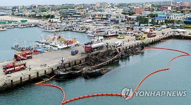 한림항 어선 화재 현장 (제주=연합뉴스) 박지호 기자 = 지난 7일 오전 제주시 한림읍 한림항 내 정박한 어선에서 화재가 발생했다.
    사진은 8일 오전 사고 현장의 모습. 2022.7.8 jihopark@yna.co.kr