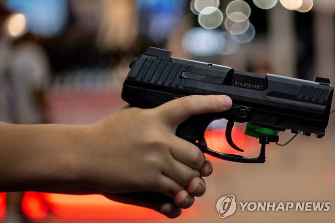 전미총기협회(NRA) 전시회에서 권총을 손에 쥔 어린이  [AFP/게티이미지 연합뉴스 자료사진. 재판매 및 DB 금지]