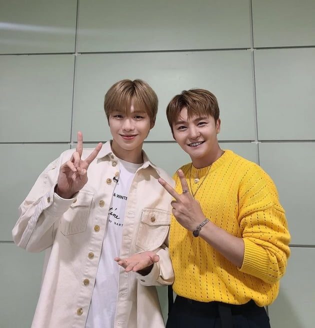 Singer Lee Do-jin has released a photo taken with Kang Daniel.Lee Do-jin posted a picture on his 10th day with his article You guys!!!! You know that #King of Mask Singer time has changed? Start at 5 pm.He added, And more amazing news!!. Hes coming out of Kang Daniel!!. #Lee Do-jin is coming out. #real thug.In the open photo, Lee is taking an authentication shot with Kang Daniel; the two are staring at the camera with a smile with a V pose.On the other hand, Lee Do-jin appears on MBC entertainment King of Mask Singer which is broadcasted on this day.