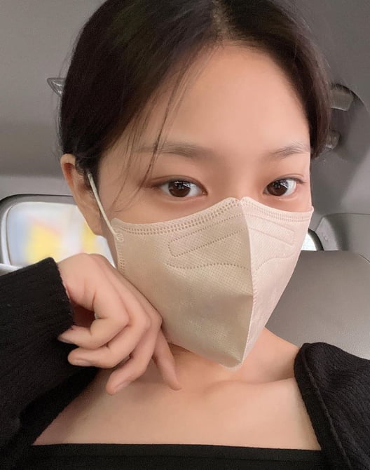 This months girl Hyun Jin boasted of her friendship with Chu.On the 9th, Hyunjin posted a picture with the article I recommend it to the five lights that Chuun gave me through the official Instagram of the girl of this month.In the open photo, Hyunjin is wearing a beige beak-shaped mask. Hyunjins small face stands out.Meanwhile, the Loona, who has completed her new song activities, will open her debut World Tour Luna the World (LOONA THE WORLD) starting in Los Angeles on August 1.