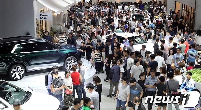 부산 해운대구 벡스코에서 열린 '2018 부산국제모터쇼'가 폐막을 앞두고 막바지 관람객들로 북적이고 있다. 2018.6.17/뉴스1 © News1 여주연 기자