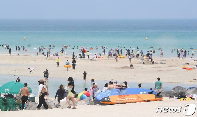 산지를 제외한 제주 전역에 폭염특보가 발효된 10일 오후 제주시 함덕해수욕장에서 피서객들이 물놀이를 하고 있다. 2022.7.10/뉴스1 © News1 오현지 기자