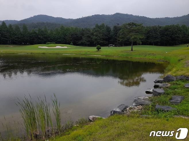 경기 양주시 만송동 레이크우드 컨트리클럽(CC) 내부 밀폐공간서 작업하던 중 쓰러져 2주 동안 사경을 헤맨 끝에 10일 숨진 김모씨(53)의 휴대전화 속에 찍힌 골프장 내 연못의 모습. (김씨 가족 제공) © 뉴스1 이상휼 기자