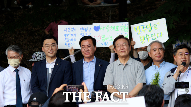 이재명 의원과 나란히 선 주철현, 김남국, 윤영덕, 민형배 의원 /광주 = 나윤상