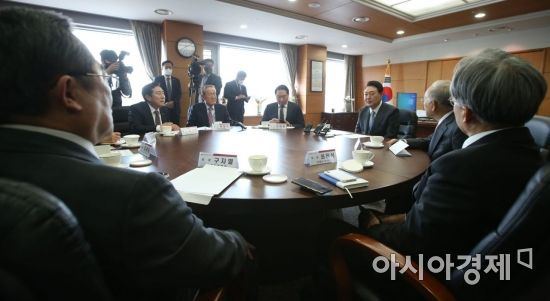 지난 3월 윤석열 당시 대통령 당선인이 서울 종로구 통의동 대통령직인수위원회에서 열린 경제 6단체장들과 오찬 회동에 참석, 인사말을 하고 있다./윤동주 기자 doso7@