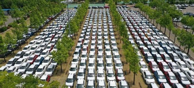 지난달 12일 오후 경기도 광명시 광명스피돔 주차장에 수백대의 기아자동차 수출용 차량들이 가득 세워져 있다. ⓒ뉴시스