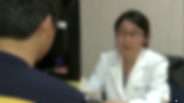 한 입영대상자가 병무청에서 신체검사 중 의사와 상담을 하고 있는 모습. 국방TV 유튜브 캡처