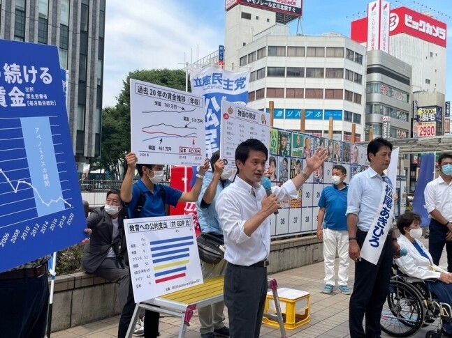 지난해 다큐멘터리 <왜 당신은 총리가 될 수 없는가>의 인기로 대중적 인지도가 높아진 오가와 준야 입헌민주당 정조회장이 지난 2일 도쿄 다치카와역 광장 거리 유세에서 지지를 호소하고 있다. 도쿄/김소연 특파원