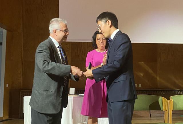 핀란드 헬싱키 알토대학교에서 허준이 프린스턴대 교수 겸 한국 고등과학원 석학교수가 '수학 노벨상' 필즈상을 수상하고 있다. 헬싱키=연합뉴스