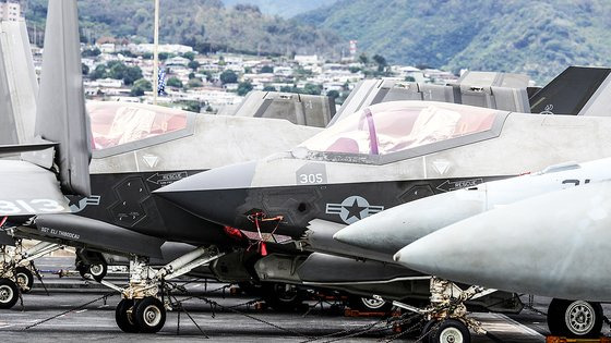 6일(현지시간) 미국 하와이 진주만 히캄 합동기지에서 환태평양훈련(RIMPAC·림팩)에 참가한 미 해군 니미츠급 핵추진 항공모함인 에이브러햄 링컨함(CVN-72)의 비행갑판에 미 해병대 소속 F-35C 스텔스 전투기 여러 대가 주기돼 있다. 사진 림팩공동취재단