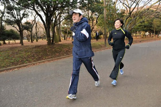 아베 신조 전 총리가 부인 아키에 여사와 조깅을 즐기는 모습