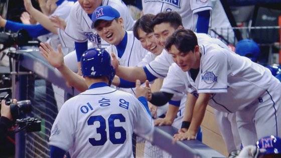 JTBC 야구예능 '최강야구'에서 득점을 올린 이승엽 감독 겸 선수가 동료들과 기쁨을 나누고 있다. [사진 JTBC]