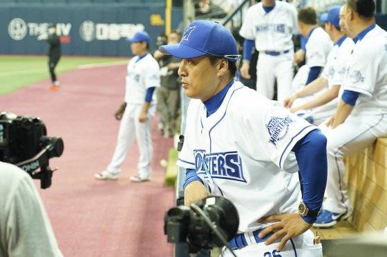 JTBC 야구예능 '최강야구'에서 감독 겸 선수로 뛰고 있는 이승엽 [사진 JTBC]