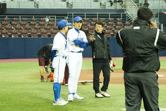 JTBC 야구예능 '최강야구' 촬영장에서 장시원 PD와 이승엽 감독이 대화를 나누고 있다. [사진 JTBC]