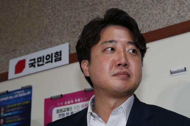 이준석 국민의힘 대표가 지난 8일 국회에서 열린 당 윤리위원회에 참석하기 전 기자들에게 입장을 밝히고 있는 모습. 연합뉴스