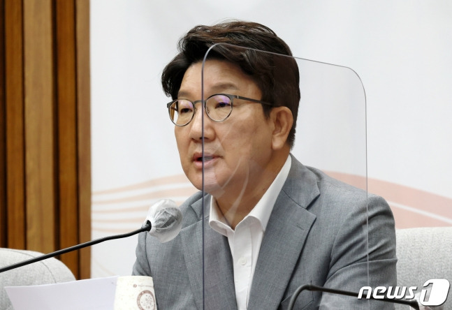 권성동 국민의힘 원내대표가 8일 국회에서 열린 원내대책회의에서 모두발언을 하고 있다. (공동취재) 2022.7.8/뉴스1 (C) News1 허경 기자