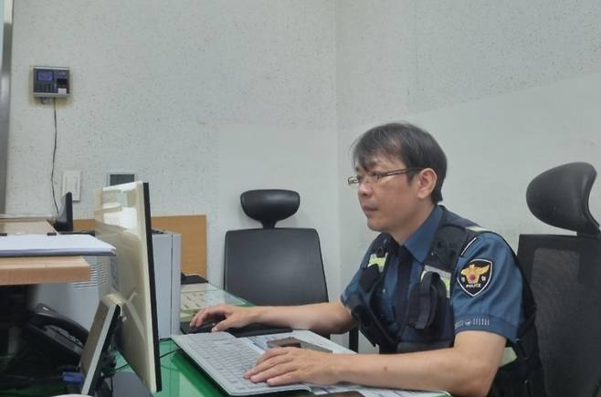 7일 오후 전북 군산경찰서 서해지구대에서 근무 중인 추인재 경위(45)의 모습. /사진=추인재 경위 제공