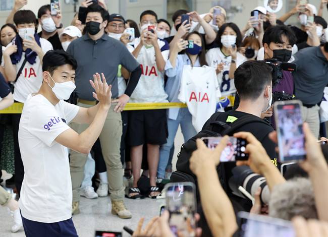 손흥민이 10일 오후 방한하는 토트넘 홋스퍼 선수단을 맞이하기 전 팬에게 인사하고 있다. 뉴시스