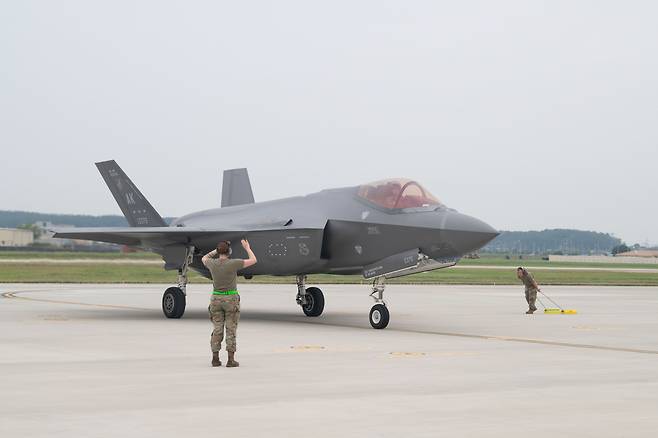 북한 선전매체 우리민족끼리는 10일 미국 F-35A 스텔스전투기의 한반도 전개 등을 거론해가면서 한미일 3국 대북공조 강화 움직임을 비난했다. 한반도를 찾은 미 알래스카 아일슨기지 소속의 F-35A 6대는 전북 군산 미 공군기지에 배치돼 한미연합훈련 등을 실시할 예정이다. [주한미군 제공]