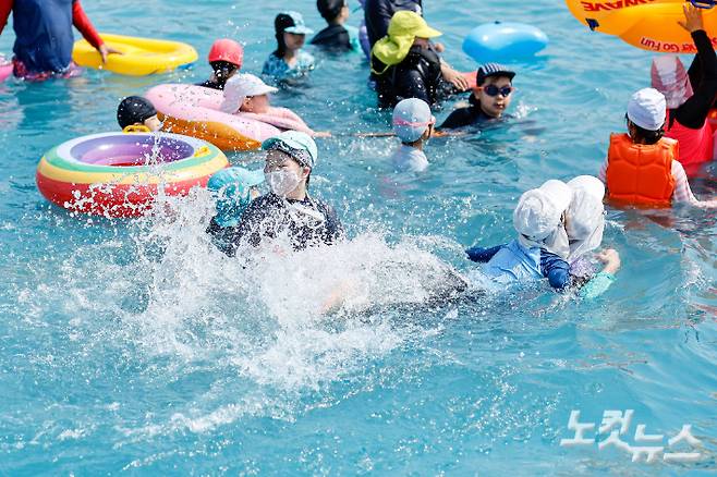 전국 곳곳에 폭염경보가 확대된 지난 3일 서울 여의도 한강수영장을 찾은 시민들이 물놀이를하며 더위를 식히고 있다. 박종민 기자