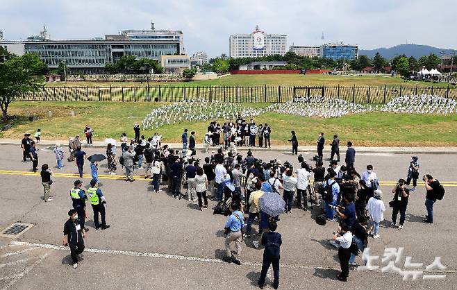 반환받은 주한미군 장군 숙소부지 등에 조성된 용산공원이 시범개방된 지난달 10일 시민들이 공원 안에서 대통령실 바라보며 기념촬영 하고 있다. 용산공원은 서울 한복판에 있지만 일제강점기와 미군 주둔기를 거치면서 120년 가까이 국민 접근이 불가능했던 곳이다. 황진환 기자