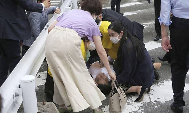 지난 8일 아베 신조(가운데) 전 일본 총리가 일본 나라현 나라시에서 참의원 선거를 앞두고 유세를 하던 도중 피습을 당했다. 사진은 쓰러진 아베 전 총리 모습. AP연합뉴스