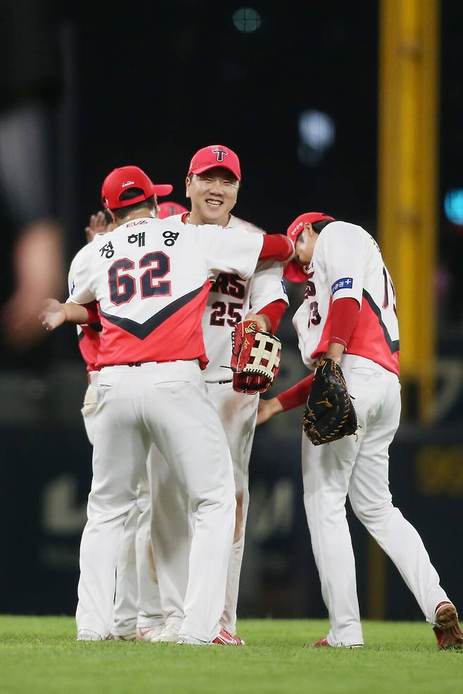 ▲KIA 이우성이 9일 광주 한화전에서 경기를 마친 뒤 정해영과 포옹하고 있다. ⓒKIA 타이거즈