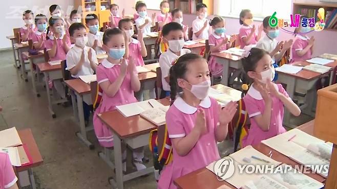 교실에서 단체로 수업을 받고 있는 北 어린이들 (평양 조선신보=연합뉴스) 재일본조선인총연합회(조선총련) 기관지 조선신보는 지난 8일 북한의 전국 소학교·대학 신입생들에게 여름교복과 가방을 공급했다고 밝혔다. 사진은 수십명의 북한 어린이들이 지급된 여름교복을 입은 채 마스크를 쓰고 교실에서 단체로 수업을 받는 모습. 북한 매체들은 신종 코로나바이러스 감염증(코로나19) 사태 등 '건국 이래 대동란'인 상황에서도 교복을 차질없이 공급했다며 '애민행보'의 일환으로 적극 선전해왔다. [국내에서만 사용가능. 재배포 금지. For Use Only in the Republic of Korea. No Redistribution]