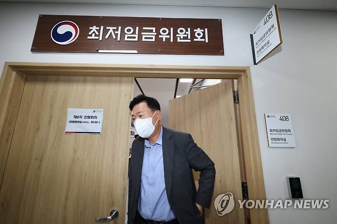 표결거부하고 퇴장하는 사용자위원 (세종=연합뉴스) 김주형 기자 = 공익위원이 내년도 최저임금 9,620원을 제시한 가운데 29일 오후 세종시 정부세종청사 최저임금위원회 회의실에서 류기정 한국경영자총협회 전무와 사용자위원들이 표결을 거부한 뒤 퇴장하고 있다. 2022.6.29 kjhpress@yna.co.kr