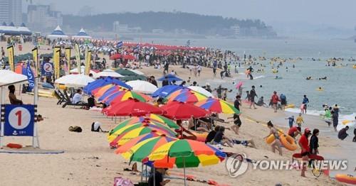 개장 첫 주말 경포 피서객  (강릉=연합뉴스) 유형재 기자 = 해수욕장 개장 첫 주말인 9일 강원 강릉시 경포해수욕장에는 많은 피서객이 찾아와 물놀이하며 무더위를 식히고 있다. 2022.7.9  
 yoo21@yna.co.kr