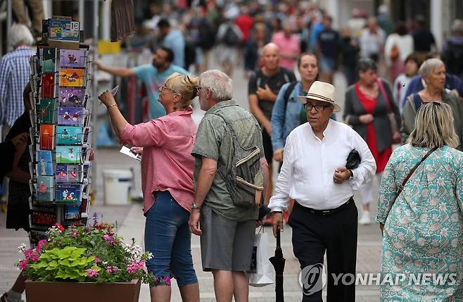 지난달 20일 프랑스 남서부 생장드뤼즈 거리에 북적이는 관광객 [AP 연합뉴스 자료사진. 재판매 및 DB 금지]