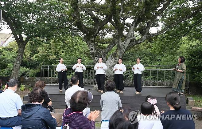 제주 일노래 상설공연 (제주=연합뉴스) 지난 6월 11일 오후 제주민속자연사박물관 앞마당에서 진행된 2022 제주 일노래 상설공연에서 출연자들이 제주도민의 삶과 애환이 담긴 제주 일노래(노동요)를 도민과 관광객들에게 선보이고 있다. [연합뉴스 자료사진]