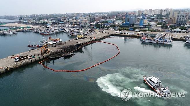 한림항 화재 어선 인양 준비 (제주=연합뉴스) 박지호 기자 = 10일 오전 제주시 한림읍 한림항에서 해경 관계자 등이 지난 7일 발생한 화재로 탄 어선들을 인양할 준비를 하고 있다. 2022.7.10 jihopark@yna.co.kr