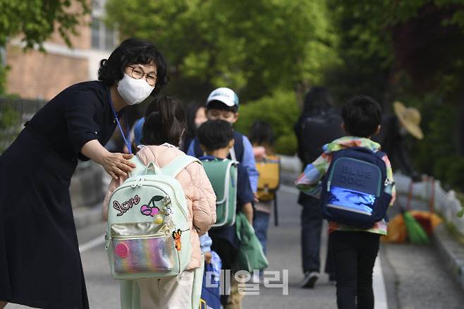 전국 모든 학교에서 정상 등교가 이뤄진 지난 5월 2일 서울 광진구 광장초등학교 교장 선생님이 등교하는 학생들을 맞이하고 있다.(사진=뉴시스)