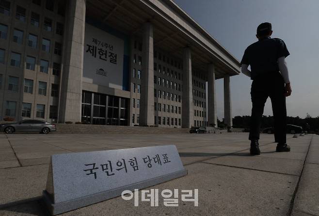 이준석 국민의힘 대표가 지난 8일 중앙윤리위원회로부터 당원권 정지 6개월 징계를 받은 이후 직무가 정지된 가운데 11일 오전 서울 여의도 국회 본청 앞 국민의힘 당대표의 주차자리가 비어있다. (사진=이데일리 노진환 기자)