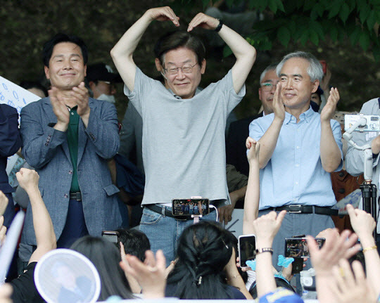 이재명 더불어민주당 의원이 10일 오후 광주 서구 5·18 기념공원에서 열린 ‘이재명과 위로 걸음’ 행사에서 지지자들에게 하트를 그려 보이고 있다. (사진=연합뉴스)