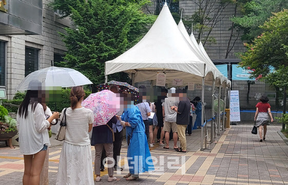 11일 오후 서울 서초의 한 선별진료소 앞에 사람들이 PCR 검사를 받기 위해 줄을 서고 있다.(사진=이용성 기자)