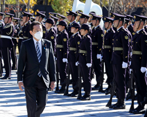 (도쿄 교도=연합뉴스) 기시다 후미오(岸田文雄) 일본 총리가 27일 도쿄도(東京都) 네리마(練馬)구 등에 있는 육상자위대의 아사카(朝霞)주둔지에서 병력을 사열하고 있다.  2021.11.27      hojun@yna.co.kr