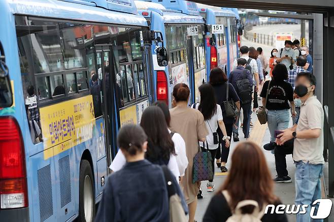 서울 중구 서울역 인근 버스정류장에서 시민들이 출근길 버스에서 하차해 걸음을 옮기고 있다. /뉴스1DB