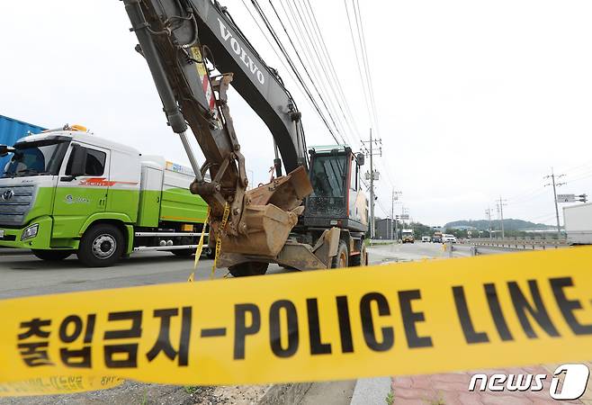 지난 7일 경기 평택시 청북읍의 한 초등학교 앞 스쿨존에서 초등학생들이 포클레인에 치여 1명이 다치고 1명이 숨진 가운데 8일 오전 경기 평택서부운동장 인근에 사고 포클레인 주변에 폴리스 라인이 쳐있다. 2022.7.8/뉴스1 © News1 김영운 기자