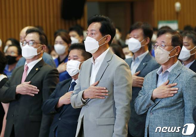 오세훈 서울시장(왼쪽 세번째) /뉴스1 © News1 권현진 기자