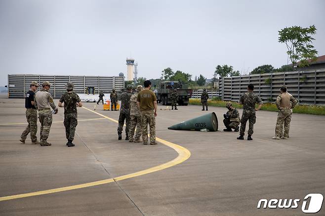 지난 6일 경기도 수원 공군기지에서 한미 양국 군이 참여하는 화학탄 대응훈련이 실시됐다. (미 7공군) © 뉴스1