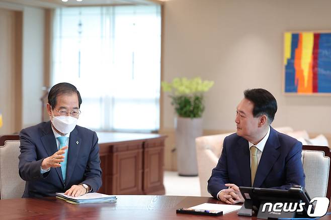 윤석열 대통령이 13일 용산 대통령실 집무실에서 열린 한덕수 국무총리와의 첫 주례회동 사전 환담에서 한 총리의 발언을 경청하고 있다. (대통령실 제공) 2022.6.13/뉴스1 © News1 오대일 기자