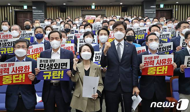 우상호 더불어민주당 비대위원장, 박홍근 원내대표 등 참석 의원들이 11일 서울 여의도 국회에서 열린 의원총회에서 '정부 민생외면·권력 사유화'를 규탄하는 피켓을 들고 구호를 외치고 있다. (공동취재) 2022.7.11/뉴스1 © News1 허경 기자