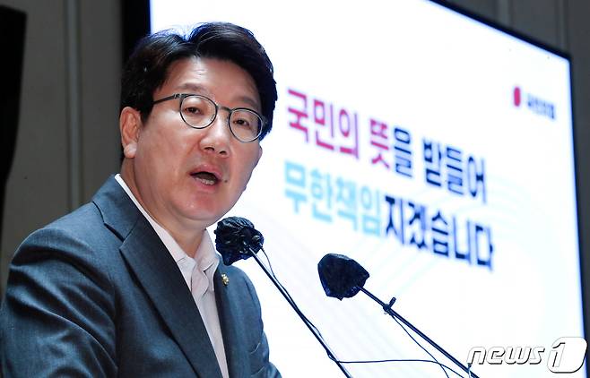 권성동 국민의힘 대표 직무대행 겸 원내대표가 11일 서울 여의도 국회에서 열린 의원총회에서 발언을 하고 있다. (공동취재) 2022.7.11/뉴스1 © News1 허경 기자