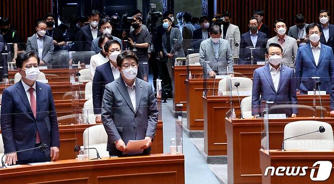 11일 오후 서울 여의도 국회에서 열린 국민의힘 의원총회에서 이준석 대표의 당원권 정지 6개월 징계에 따른 지도부 공백 사태를 수습하는 차원에서 권성동 원내대표의 당대표 직무대행 체제를 유지하기로 결정한 뒤 결의문을 발표하고 있다. (공동취재) 2022.7.11/뉴스1 © News1 허경 기자